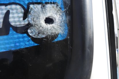 Una de las brisas impactó en el parabrisas del bus de un lugareño.