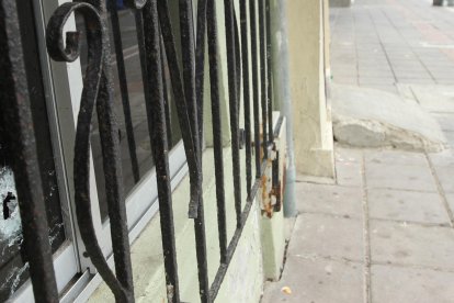 Las 'huellas' de los proyectiles quedaron evidentes en las fachadas de las casas.