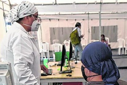 Médicos, enfermeras y auxiliares serán los primeros en recibir la vacuna.