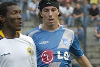 Freddy Nazareno (i) y Daniel Vega disputan el balón.