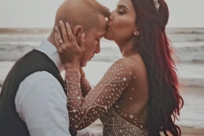 Luego de la boda con un beso en la frente, Lisbeth demostró el amor que sentía hacia su esposo Luis Hermida.