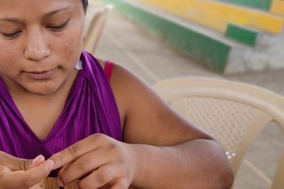 Con productos del medio confeccionan artesanías.