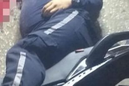 El policía metropolitano viajaba en su moto cuando fue acribillado.