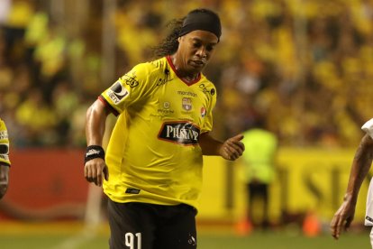 El brasileño Ronaldinho, en 2016, fue la primera estrella mundial en ser invitada para jugar con el equipo de Barcelona.
