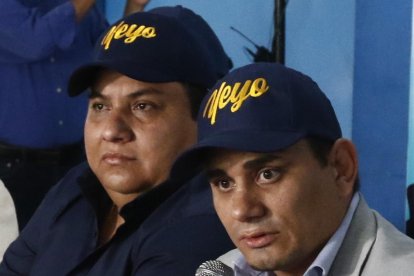 Jack Aragundi, presidente del comité de béisbol del Guayas, y Roberto Ibáñez, principal de Fedeguayas.