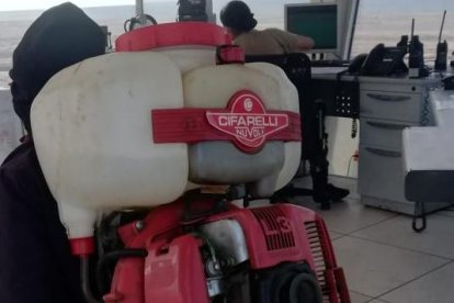 Un hombre con motobomba realiza tareas de desinfección del aeroparque.