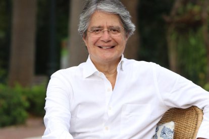 Guillermo Lasso busca la presidencia con el partido CREO.