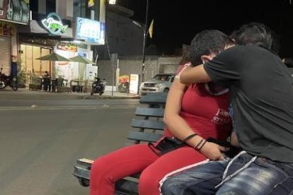 Franco y Joeli duermen en las calles de Huaquillas