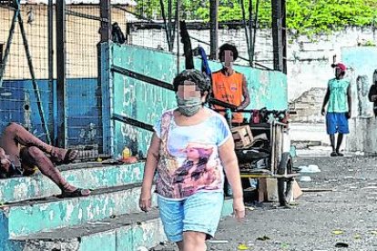 Moradores temen pasar por la veredas del mercado. Varios recicladores duermen en el sitio.