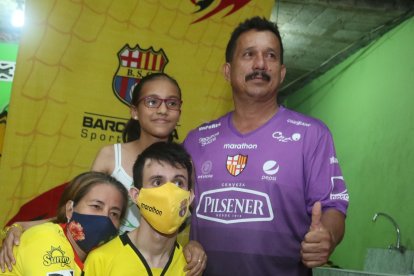 Kendy y su familia, todos son hinchas del ídolo.