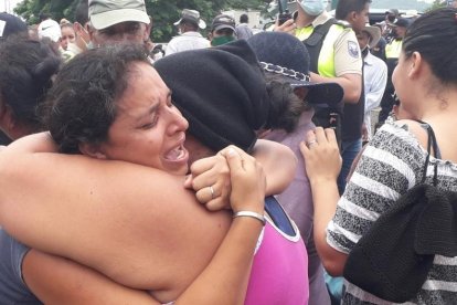 Familiares de la víctima se abrazan y lloran desconsoladamente.