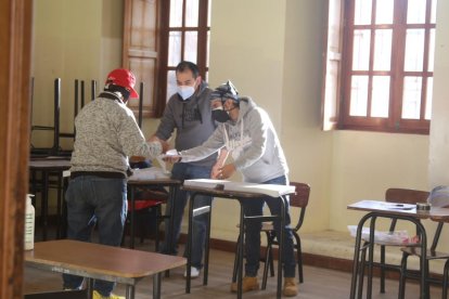 Integrantes de una Junta receptora se ponen de acuerdo para instalarse y empezar las votaciones.