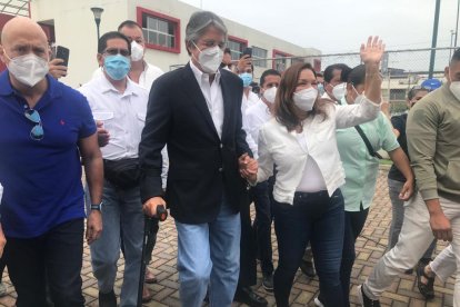 El candidato presidencial Guillermo Lasso fue a sufragar junto a su familia.