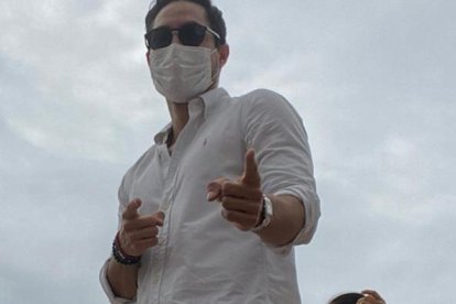 Eduardo utilizó sus fieles jeans, para votar de manera cómoda.