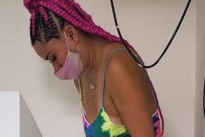 La fucsia se puso un vestido ceñido y sus fieles 'chanclas' o zapatillas.