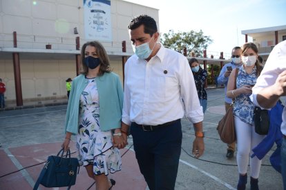 El candidato Xavier Hervas estuvo con su esposa.