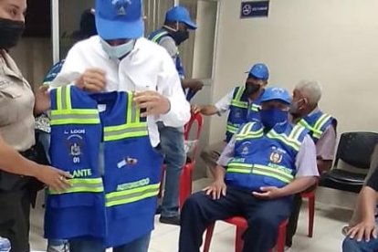 los cuida carros son los vigilantes seguros que recibieron chalecos y gorras. Ellos fueron preparados por la policía para dar alertas de anomalías.