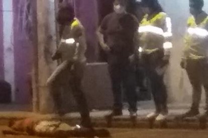 El cuerpo de Jimmy Prado quedó sobre la calzada.