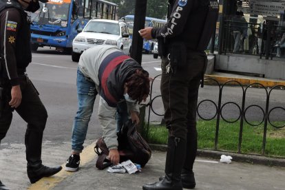 La mañana de ayer, agentes de Policía realizaron operativos por la zona para intentar dar con el paradero del supuesto asesino.