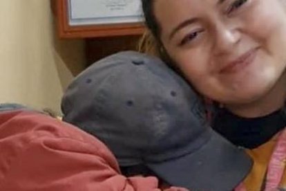 Gabriela lo invitó a cenar y se ofreció a ayudarlo.