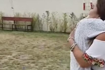 Gabriela siente mucho cariño por el joven. Continúa ayudándolo.