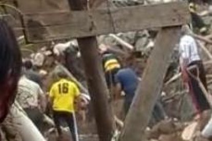 Los vecinos intentaron sacar a los atrapados por su cuenta.