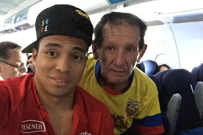 Uno de tantos viajes de Cascarita junto a Jefferson Montero, una de las pocas veces que regresaba en avión.