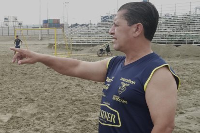 El entrenador José Francisco Palma y su trabajo en silencio en la playa de El Murciélago, en Manta.