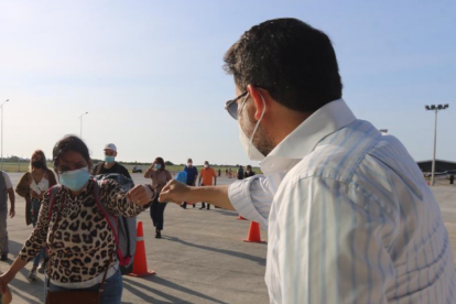 El ministro saluda a viajeros que arribaron desde Quito el martes pasado.