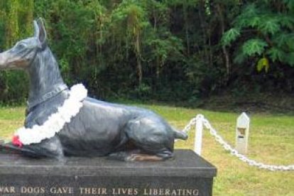 En el cementerio de perros de guerra de Estados Unidos, hay una estatua.