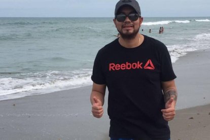 En la foto se observa al capitán Pablo Villafuerte en una playa.