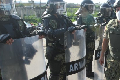 Militares del CO2 'Occidental' dan resguardo en los exteriores de las cárceles de todo el país.