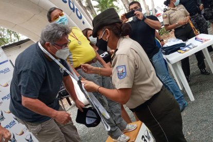La Gral. Tannya Varela, de la Policía Nacional, premia a Roberto Gilbert en súper senior.
