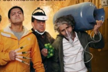 Oswaldo Segura junto a los actores Martin Calle, Jefferson Hererra, Isidro Murillo y Fernando Villao, en una foto de la obra Cuarentena