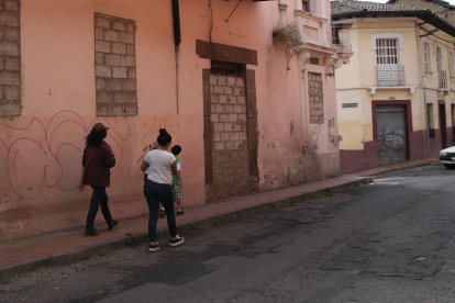 Hay varias casas abandonadas, y pese a que están cerradas, igual ingresan delincuentes.





Agencia (ag-extra ag-expreso ag-quito)