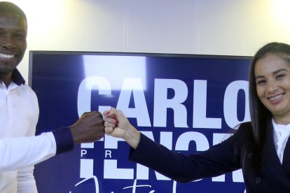 Carlos Tenorio, junto a su compañera de fórmula, Mayra Olvera.