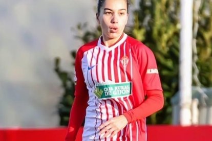Mayra, vistiendo la camiseta del CD Lugo de España.