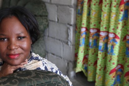 Janina Corozo, de 43 años, trabaja con sus tres hijas en su puesto de comida.