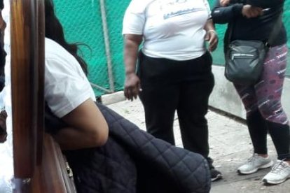 Los allegados de la fallecido hicieron el velorio en la vía pública.