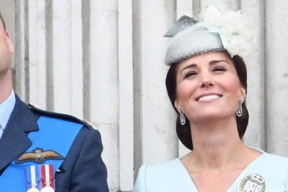 Carlos de Gran Bretaña, el Príncipe de Gales; El príncipe Andrés, duque de York; Camilla, duquesa de Cornualles; La reina Isabel II, Meghan, duquesa de Sussex; El príncipe Enrique, duque de Sussex; El príncipe Guillermo, duque de Cambridge y Catalina, duquesa de Cambridge en el balcón del Palacio de Buckingham.