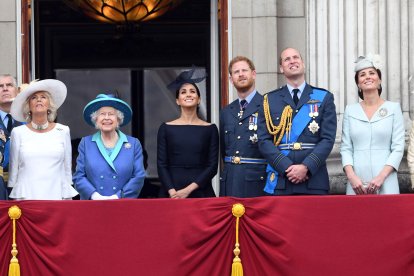 Carlos de Gran Bretaña, el Príncipe de Gales; El príncipe Andrés, duque de York; Camilla, duquesa de Cornualles; La reina Isabel II, Meghan, duquesa de Sussex; El príncipe Enrique, duque de Sussex; El príncipe Guillermo, duque de Cambridge y Catalina, duquesa de Cambridge en el balcón del Palacio de Buckingham.