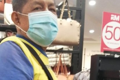 Hugo Quimí comprando ropa.