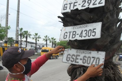 Darwin Jiménez y otros comerciantes de la avenida Francisco de Orellana colgaron placas en palmeras.