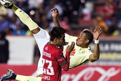 El jugador Michael Arroyo luce los pupos que compró a Álvaro García.