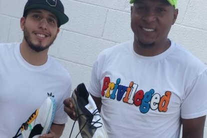 Máximo Banguera (d) posa con sus pupos nuevos.