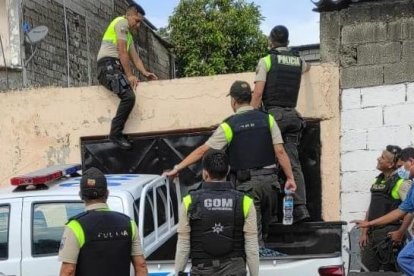 Policías treparon por la pared para ingresar al domicilio.