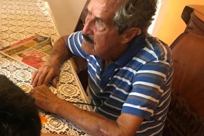 Matías, nieto de Alfonso Murillo, lo ayuda a ingresar en la plataforma.