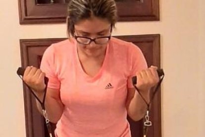 Kelly intenta sobrellevar su confinamiento voluntario practicando ejercicios.