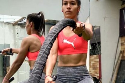 Irene Tobar, en su rutina de ejercicios, es la arquera de Dragionas.