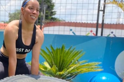 Giannina haciendo full ejercicios. Es la delantera de Dragonas.